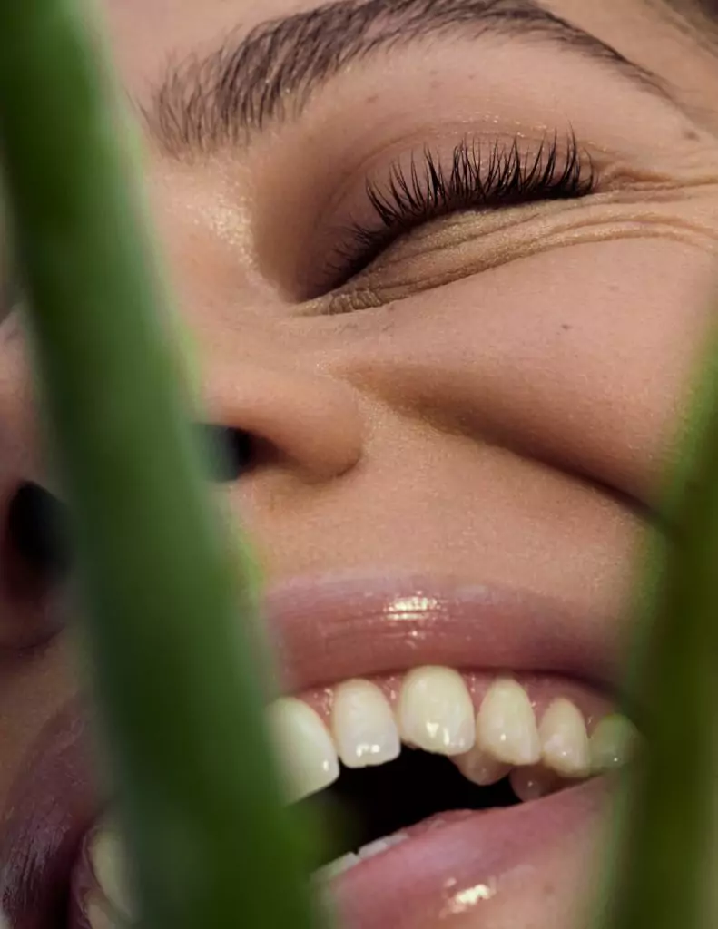 beauty Fotos Nahaufnahme Gesicht mit Pflanzen